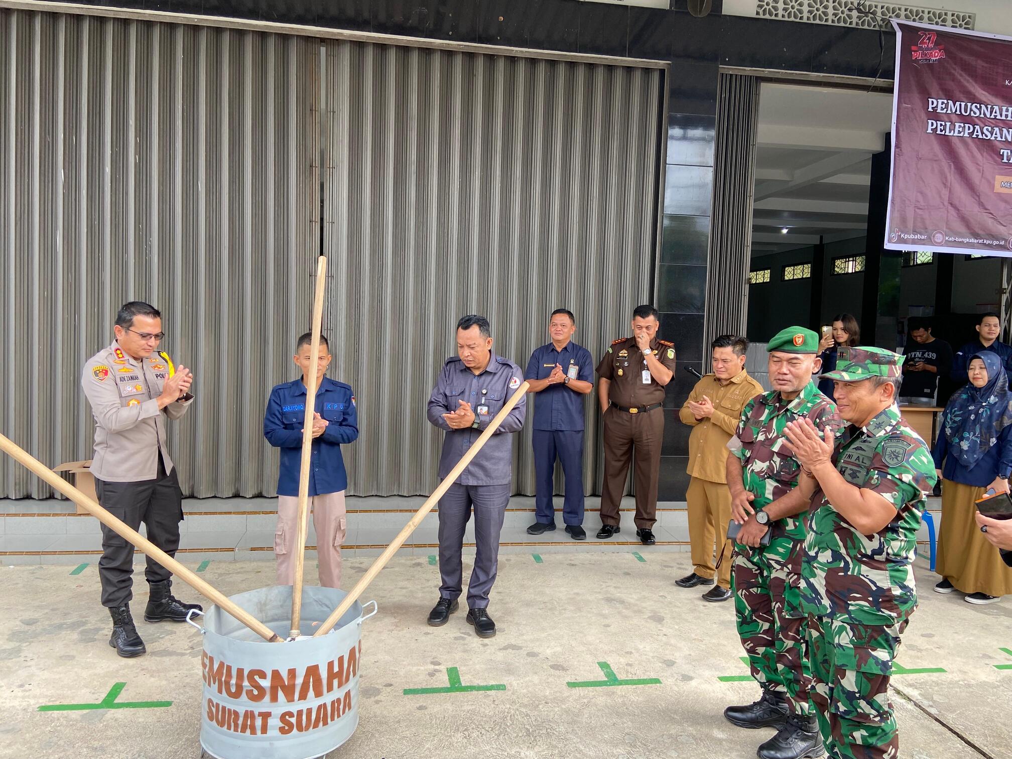 Pemusnahan Surat Suara Yang Rusak di Gudang KPU Bangka Barat