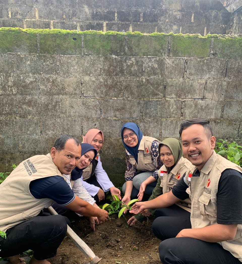 Penanaman Pohon manggis pohon integritas