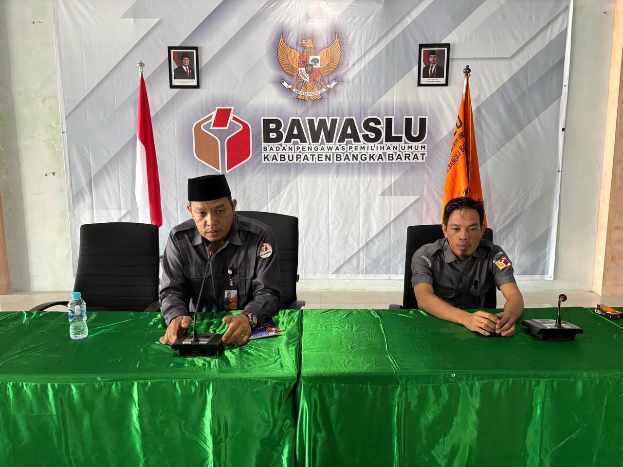 Ketua Bawaslu Bangka Barat memberikan arahan kepada jajaran sekretariat