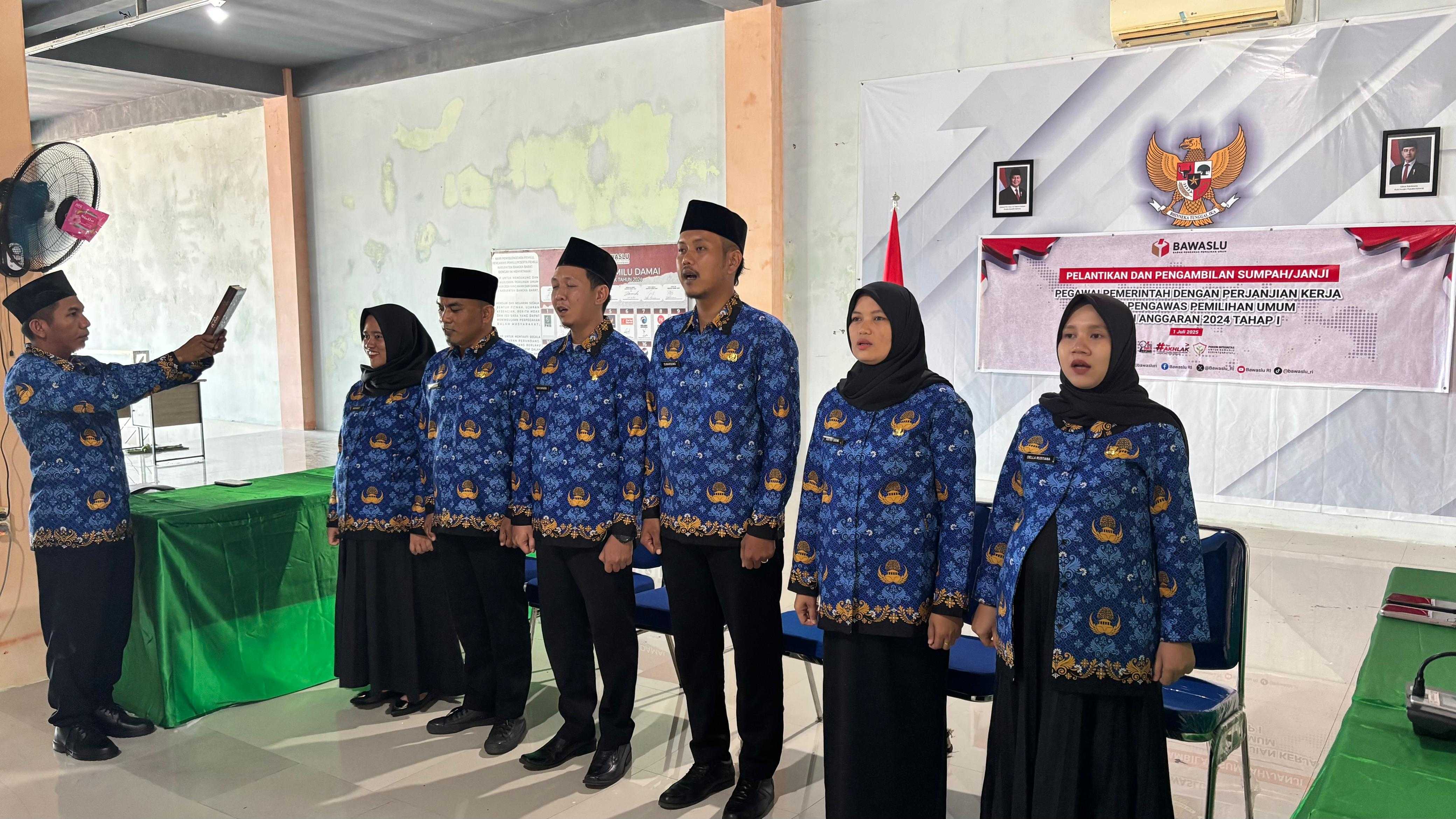 Enam Staf Bawaslu Bangka Barat Resmi Dilantik sebagai PPPK