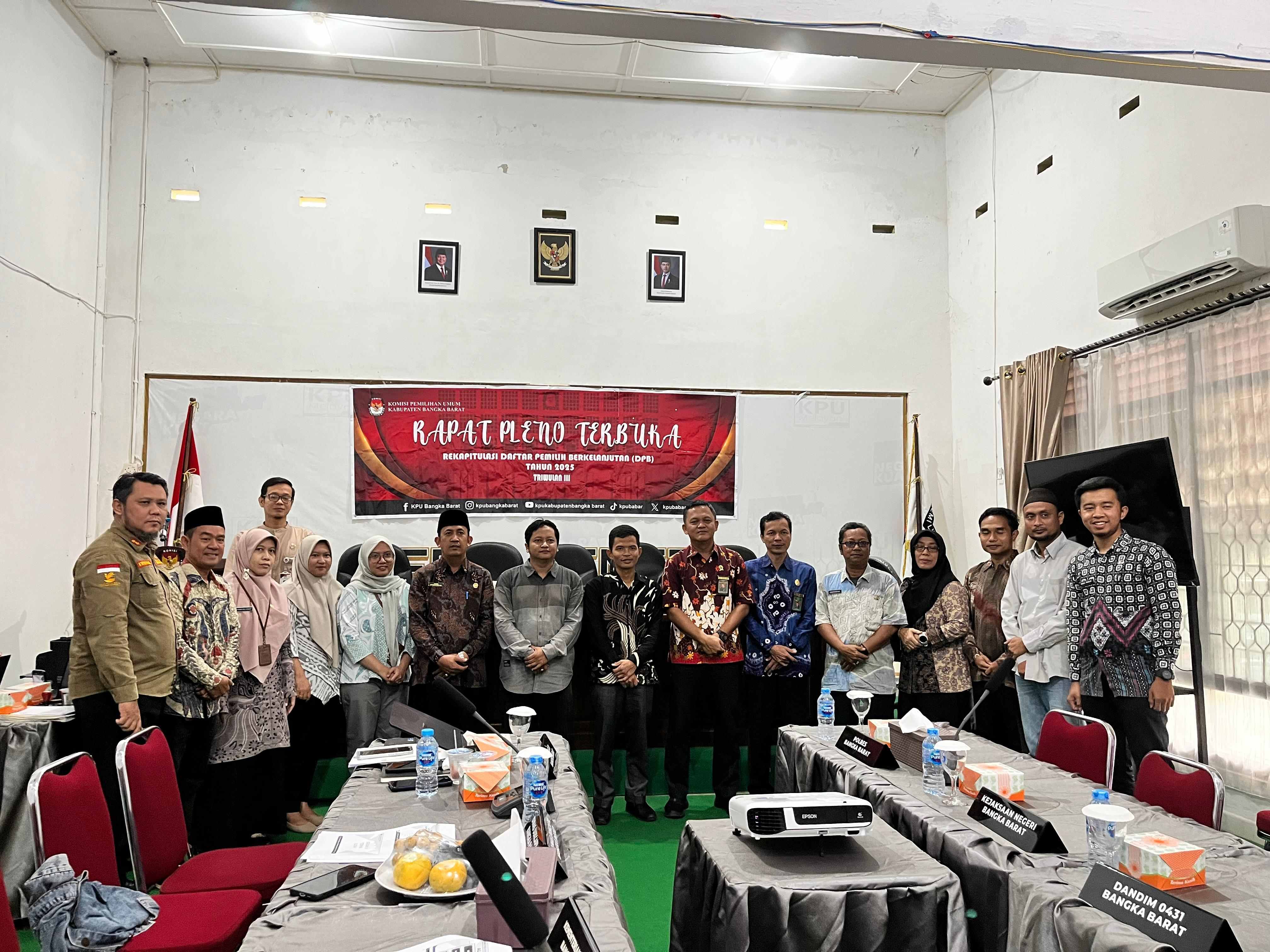 Bawaslu Bangka Barat Awasi Rapat Pleno Rekapitulasi DPB Triwulan III Tahun 2025