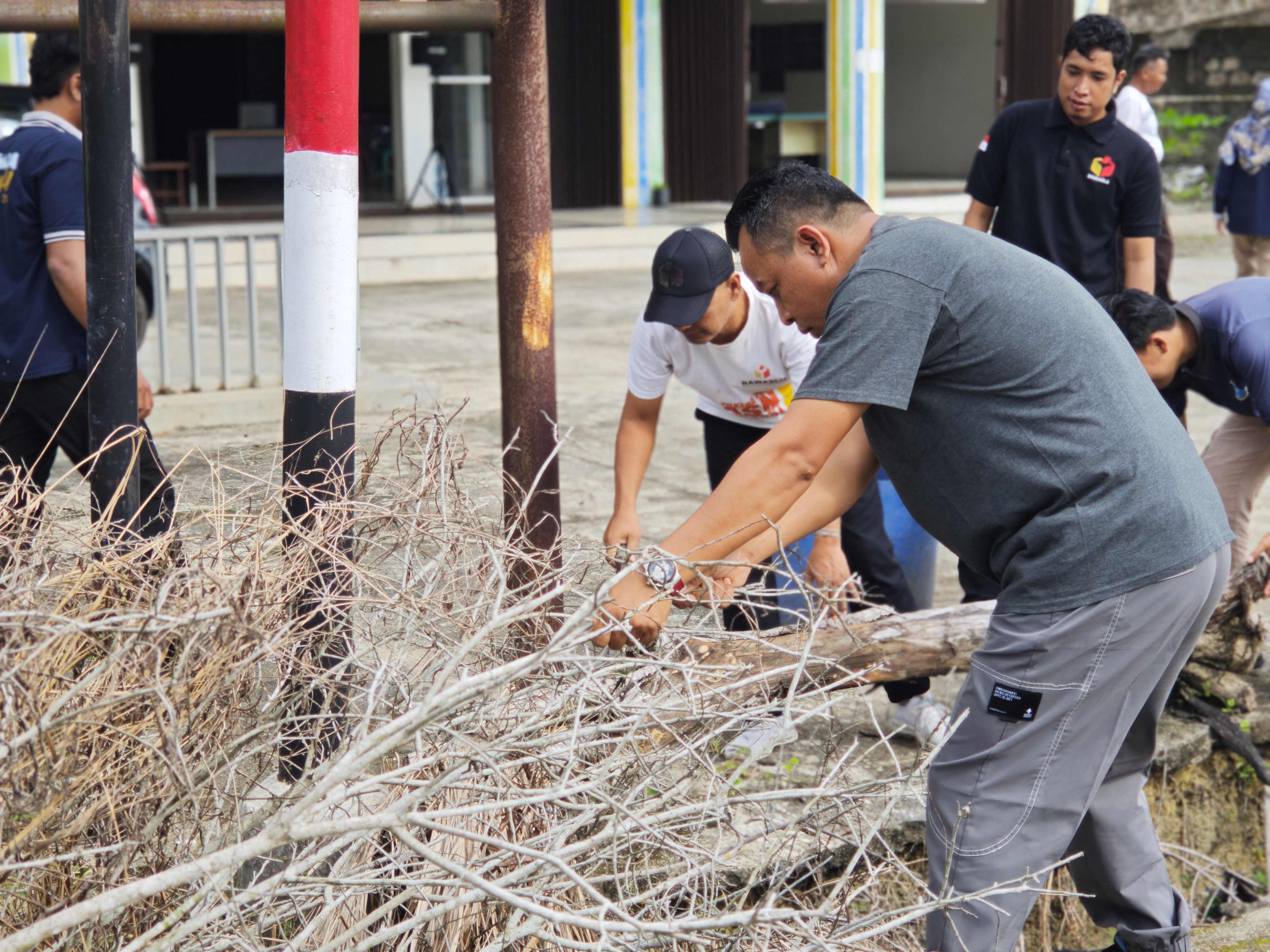 Ketua Bawaslu Bangka Barat ikut kegiatan Jum'at Bersih 