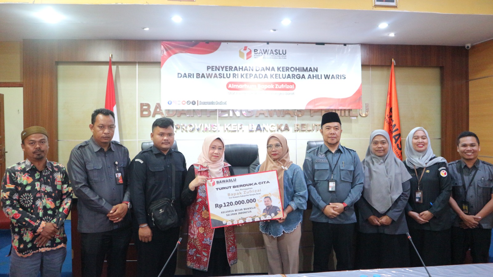 Bawaslu RI Serahkan Dana Kerohiman kepada Ahli Waris Staf Bawaslu Bangka Barat