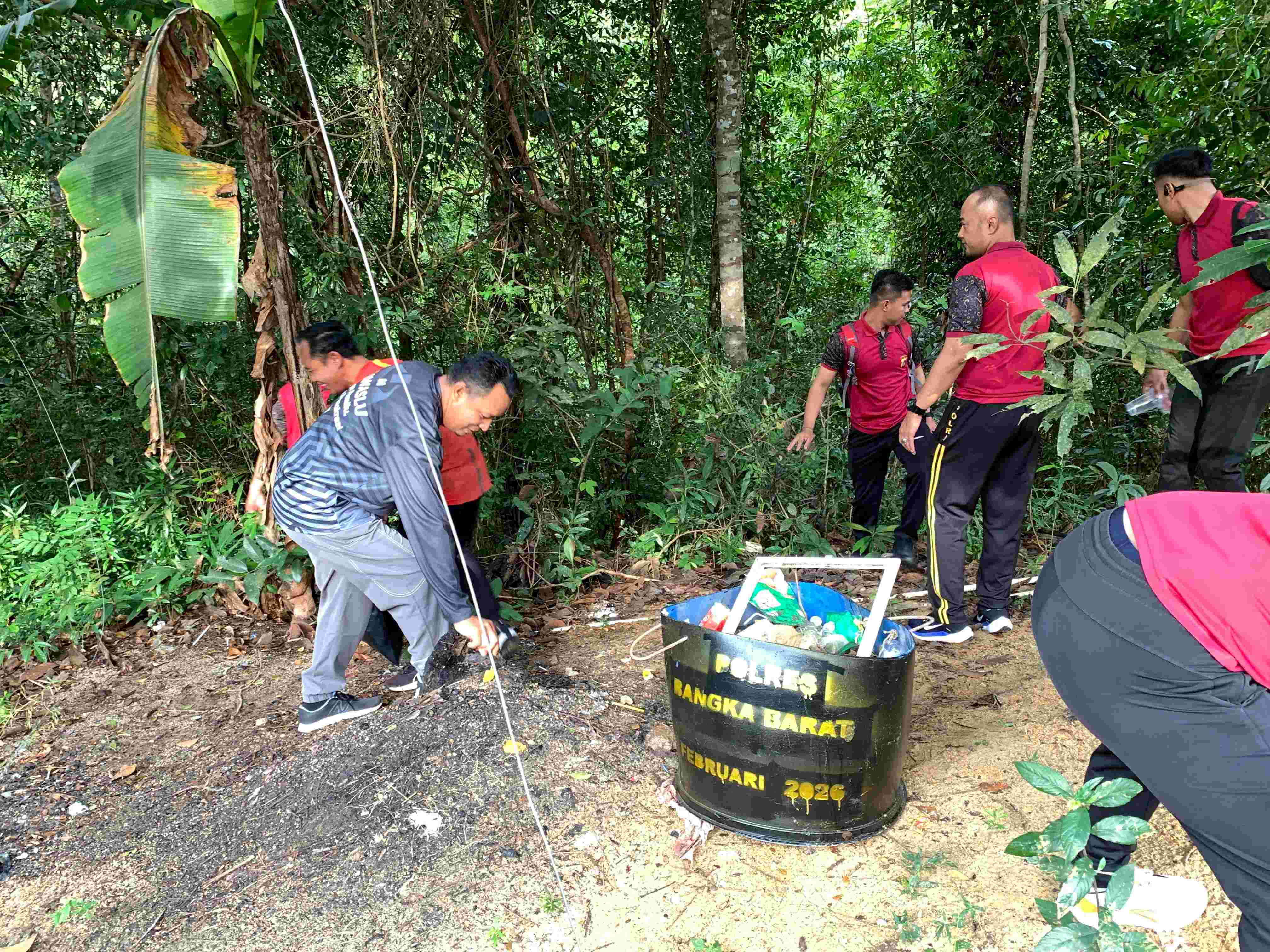 Bawaslu Bangka Barat dan Polres Bangka Barat Gelar Jum’at Bersih di Kaki Menumbing