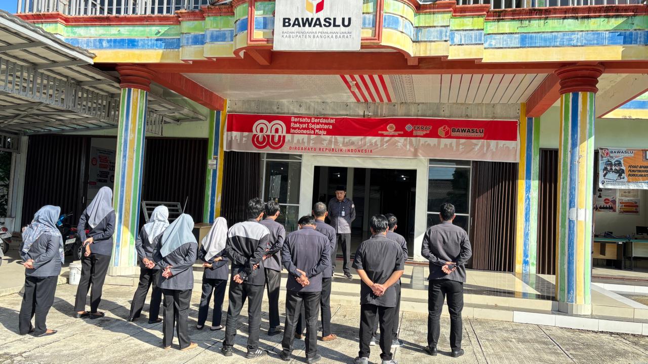 Ketua Bawaslu Bangka Barat Pimpin Apel Pagi, Tekankan Pengawasan Profesional dan Akuntabel