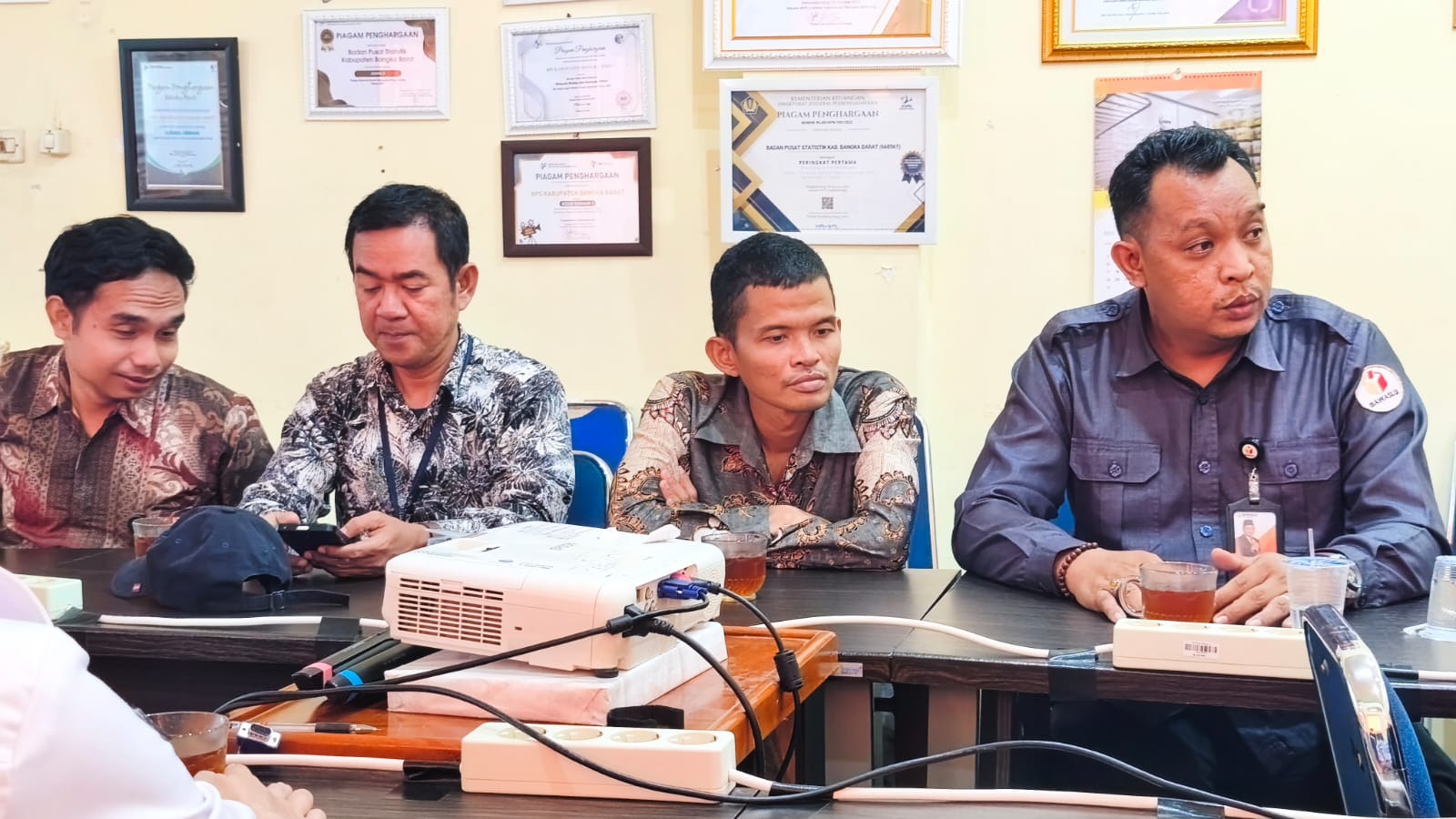 Bawaslu dan KPU Bangka Barat Koordinasi ke BPS Bangka Barat untuk Data Proyeksi Penduduk