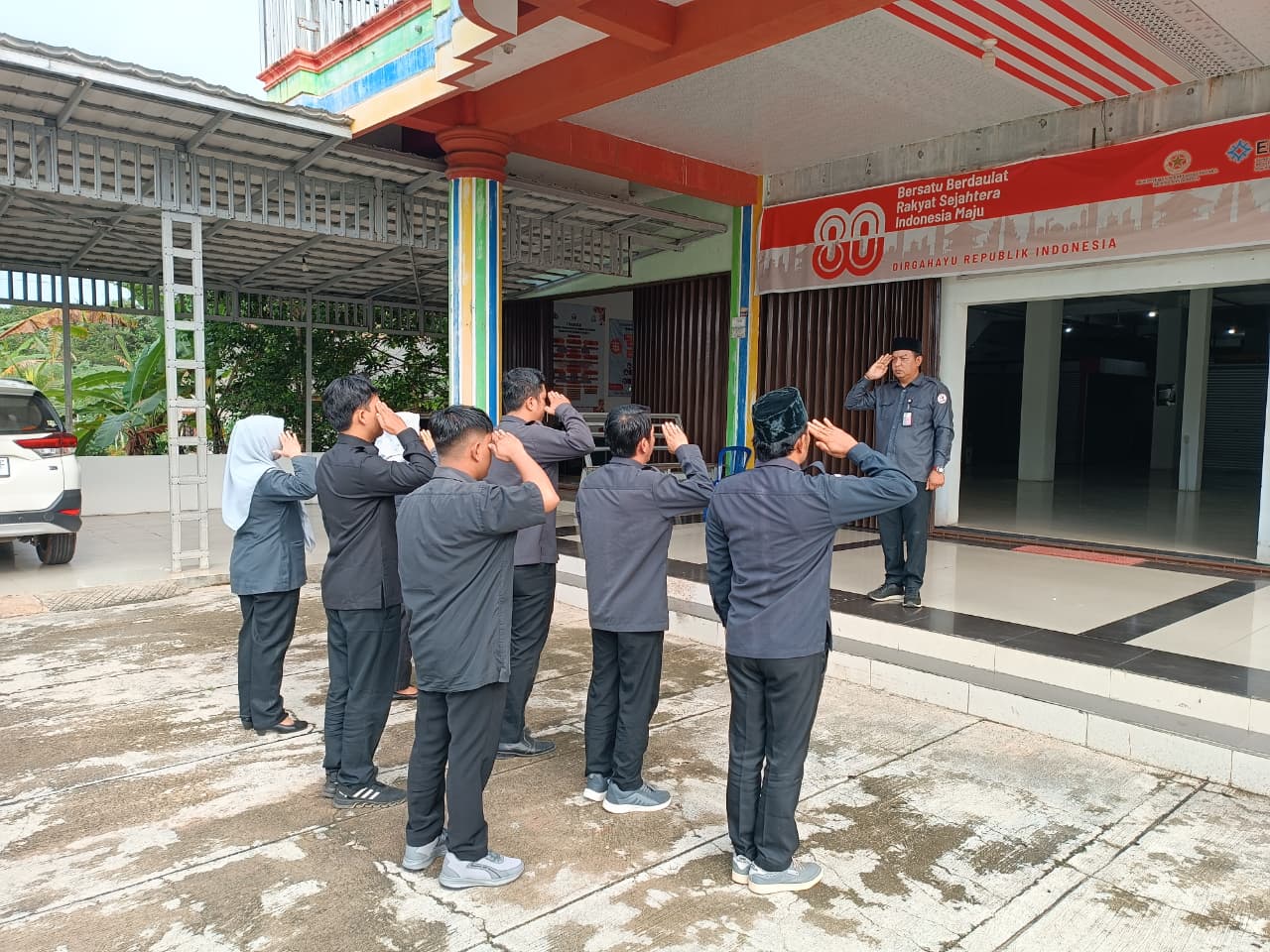 Ketua Bawaslu Bangka Barat Tekankan Kedisiplinan Pegawai dan Peningkatan Pengawasan PDPB dalam Apel Pagi