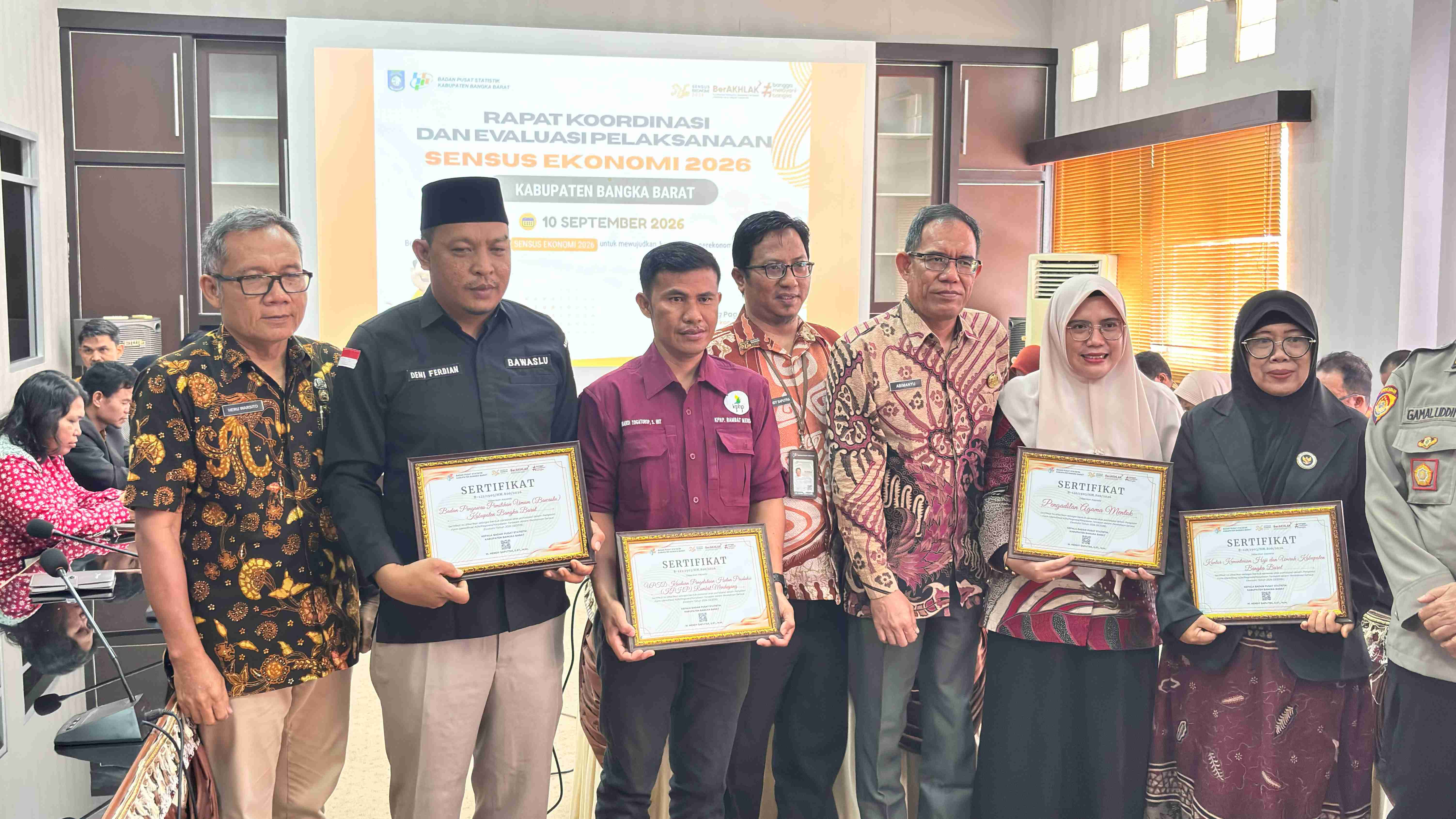 Bawaslu Bangka Barat menerima penghargaan dari BPS