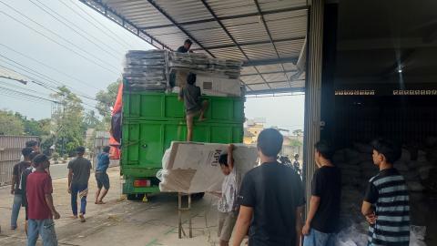 Penurunan Kotak Suara untuk dimasukkan ke Gudang KPU Babar