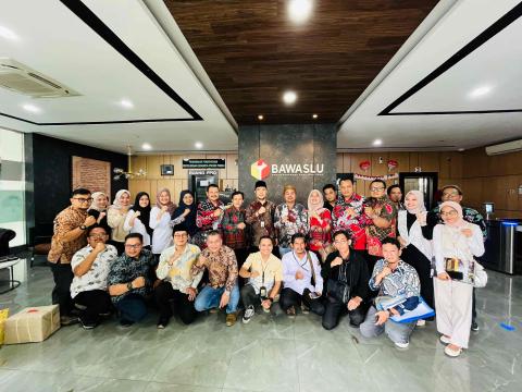 Penyamapaian Laporan Akhir Penguatan Kelembagaan