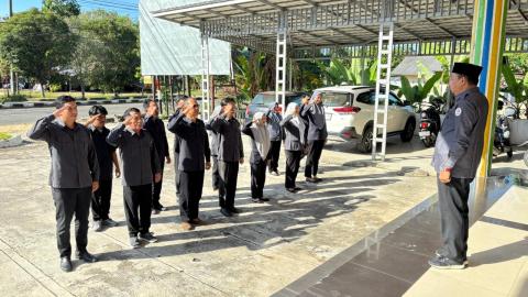 Ketua Bawaslu Bangka Barat Pimpin Apel Pagi, Tekankan Pengawasan Profesional dan Akuntabel