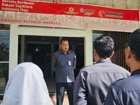 Melalui Apel Pagi, Ketua Bawaslu Kabupaten Bangka Barat Apresiasi Kedisiplinan Pegawai serta Dorong Penguatan Kesiapan Pelaksanaan Agenda dan Tugas Kelembagaan