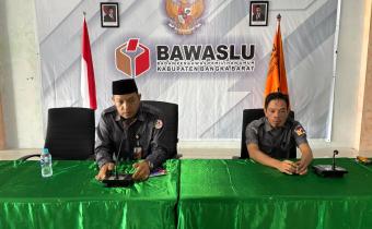 Ketua Bawaslu Bangka Barat memberikan arahan kepada jajaran sekretariat
