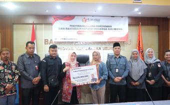 Bawaslu RI Serahkan Dana Kerohiman kepada Ahli Waris Staf Bawaslu Bangka Barat