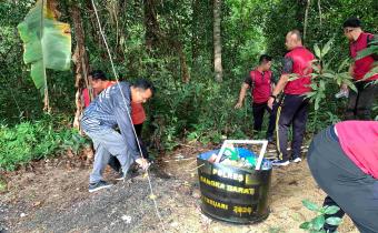 Bawaslu Bangka Barat dan Polres Bangka Barat Gelar Jum’at Bersih di Kaki Menumbing