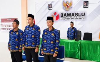 Tiga Pegawai Sekretariat Bawaslu Bangka Barat Resmi Dilantik Menjadi Pegawai Negeri Sipil